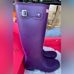 Hunter bright plum rain boots - size 8